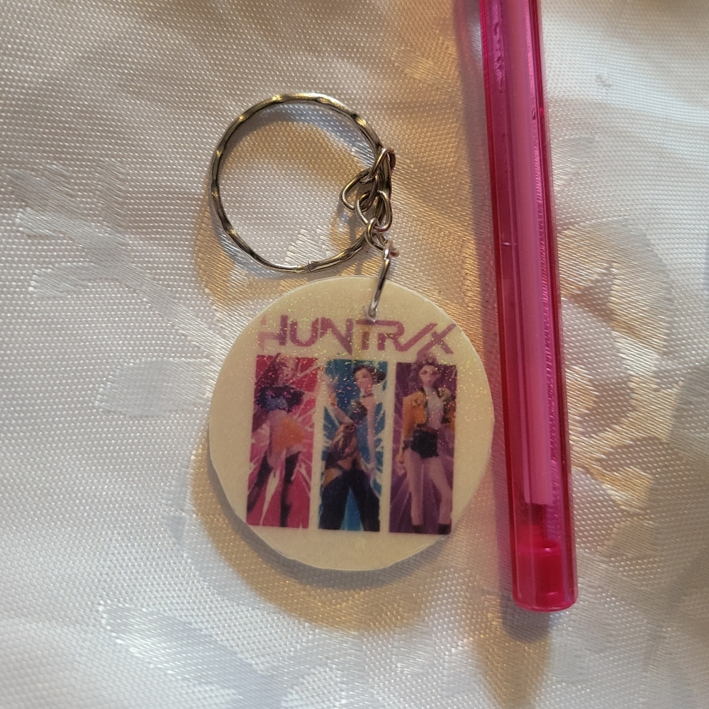 🌲BUY 1 GET 1 FREE 🌲HUNTRX Keychain with Pink Pen